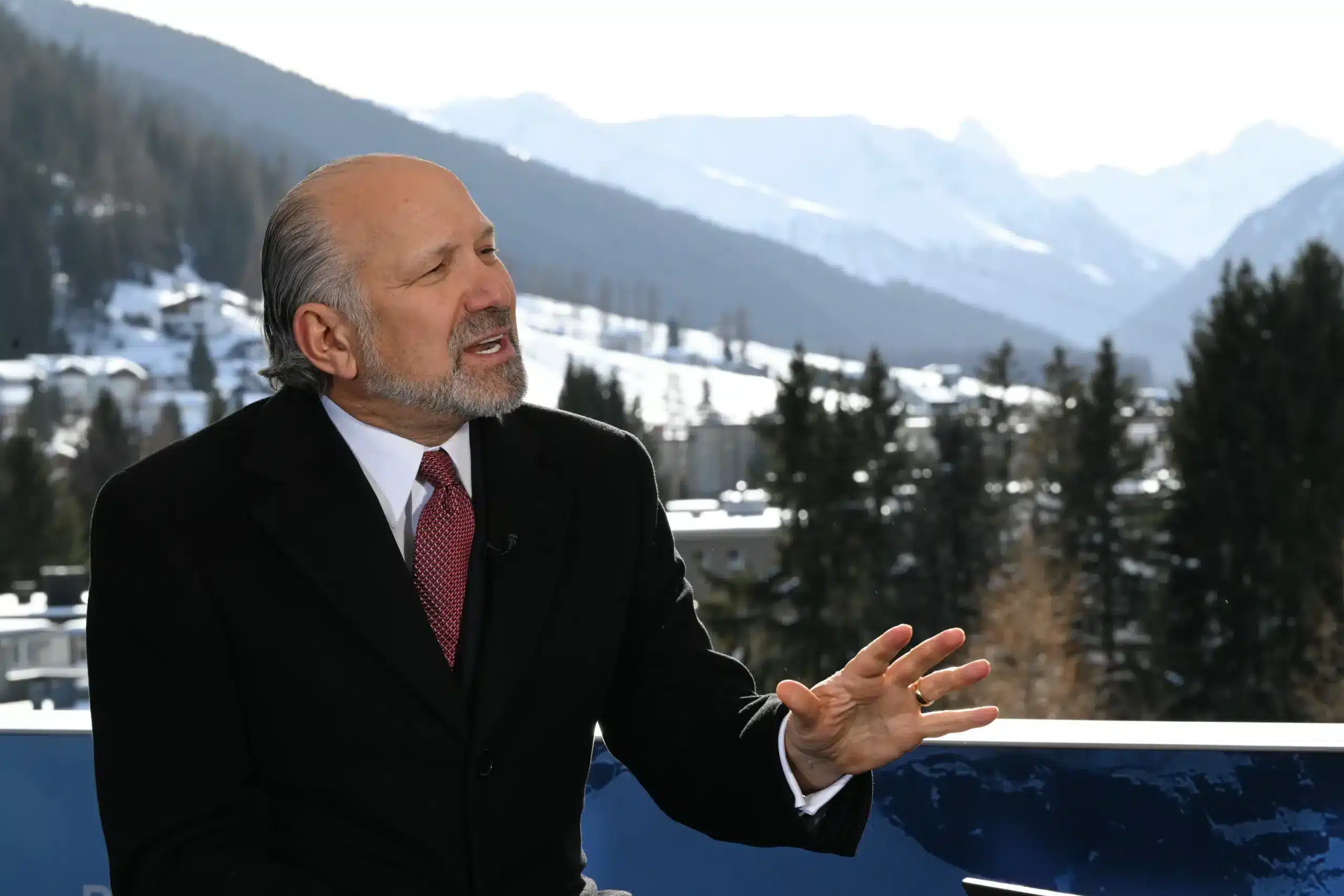 Hombre en traje discutiendo en un entorno monta&ntilde;oso, posiblemente relacionado con negociaciones del USMCA