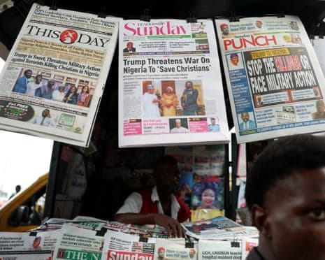 Quiosco de peri&oacute;dicos con portadas sobre Trump e intervenci&oacute;n militar