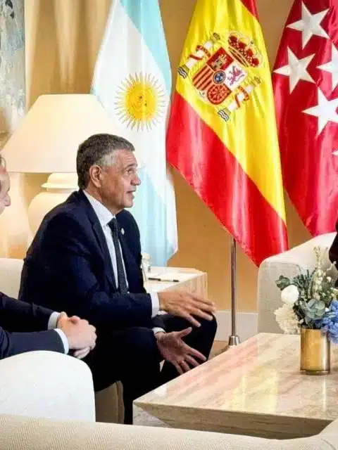 Jorge Macri e Isabel D&iacute;az Ayuso en reuni&oacute;n con banderas de Argentina, Espa&ntilde;a y Madrid de fondo