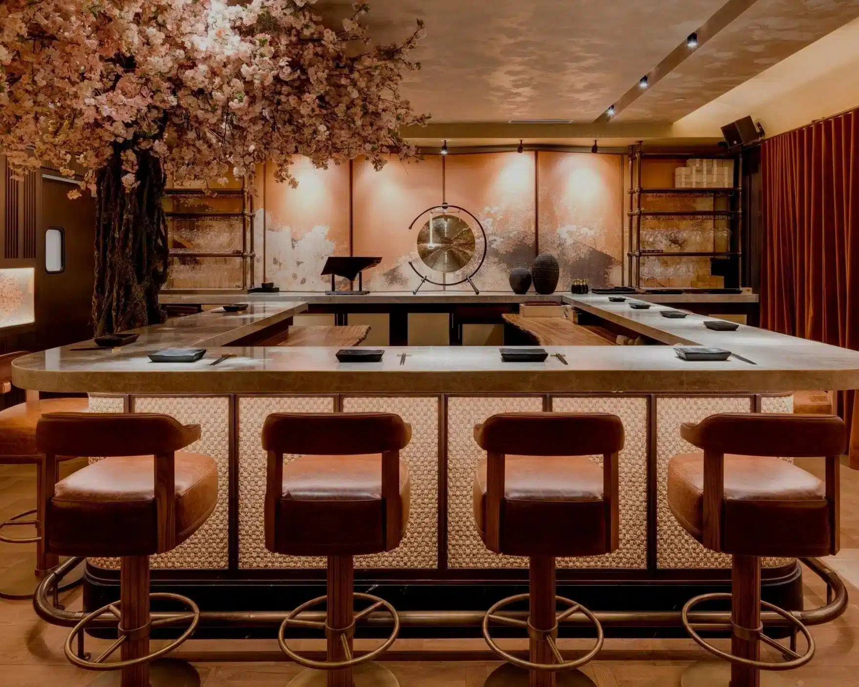 Interior elegante de un restaurante japon&eacute;s con counter de omakase