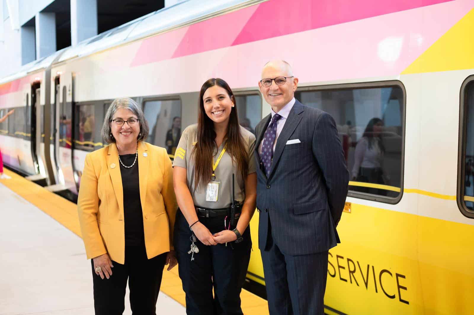Tren Brightline y personal en la estaci&oacute;n