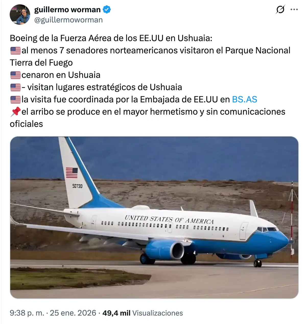 Boeing C-40 Clipper de la USAF estacionado en el aeropuerto de Ushuaia con monta&ntilde;as al fondo