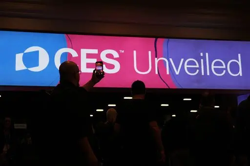 Cartel de CES Unveiled con personas asistiendo al evento previo a CES 2026