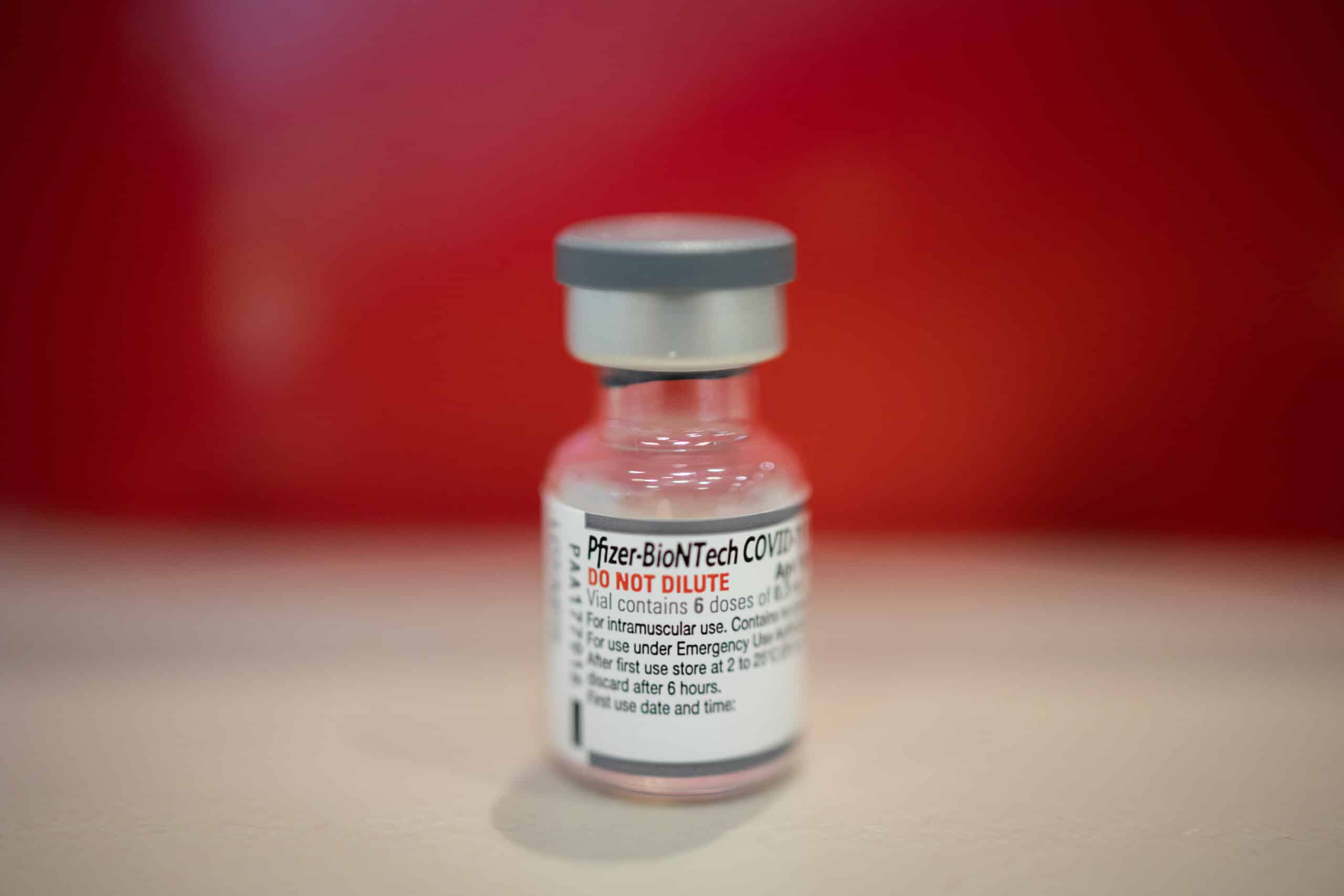 Frasco de vacuna contra el COVID-19 de Pfizer-BioNTech