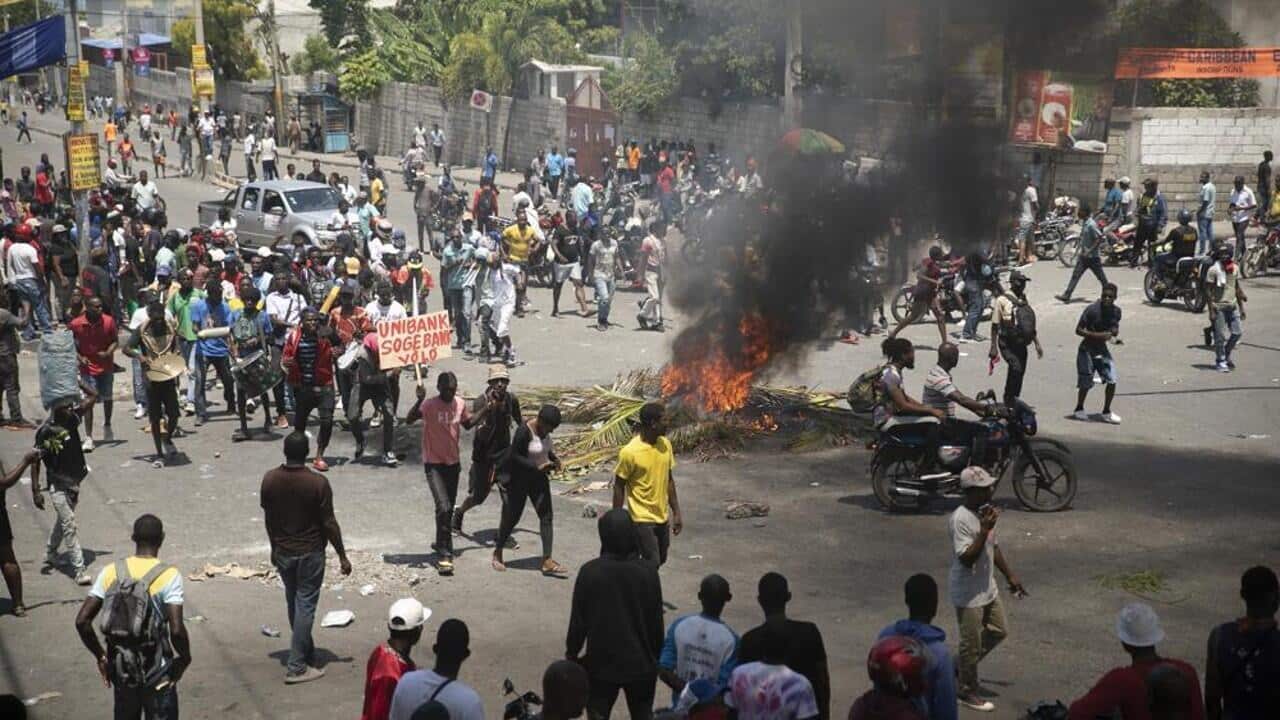 Protesta en calle de Hait&iacute; con fuego y manifestantes
