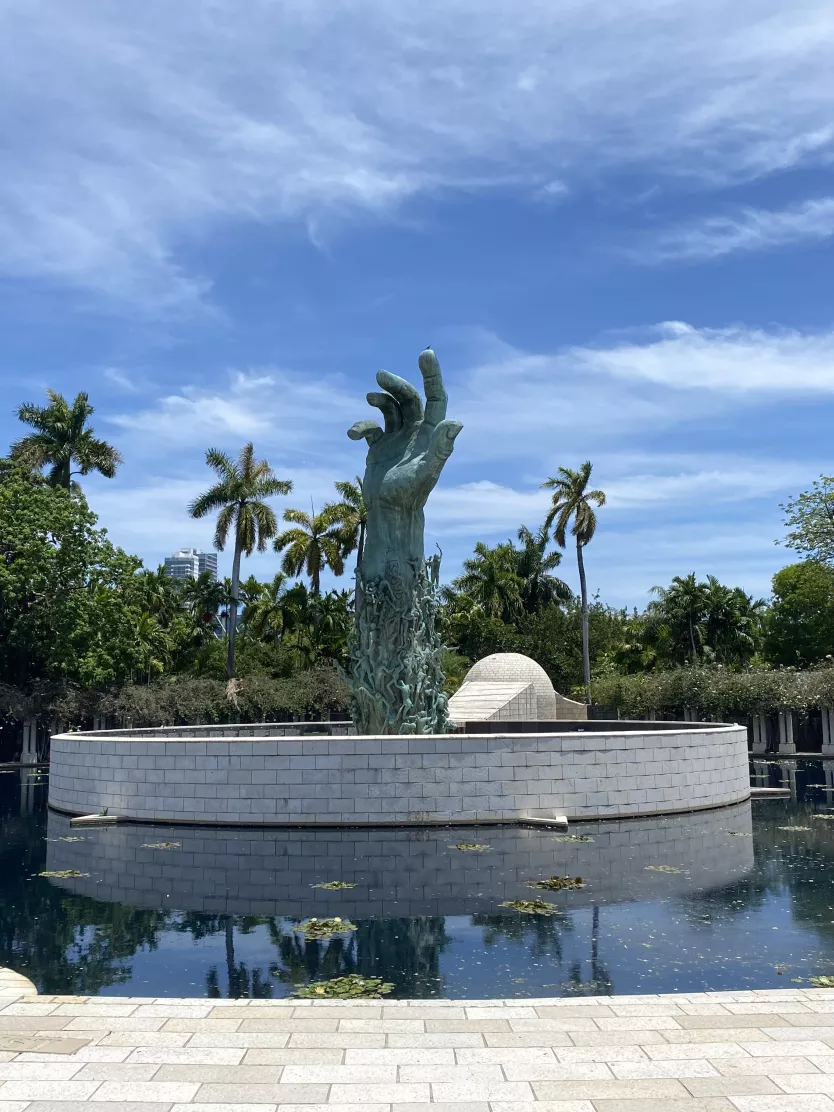 Escultura del brazo extendido en el Memorial del Holocausto de Miami Beach, s&iacute;mbolo de esperanza y lucha