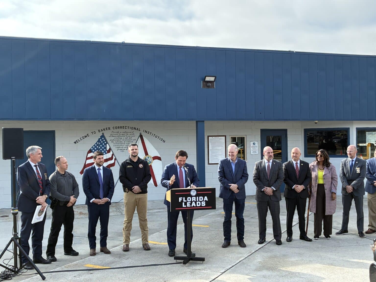 Evento con DeSantis en Florida, podio FLORIDA LEADS y banderas