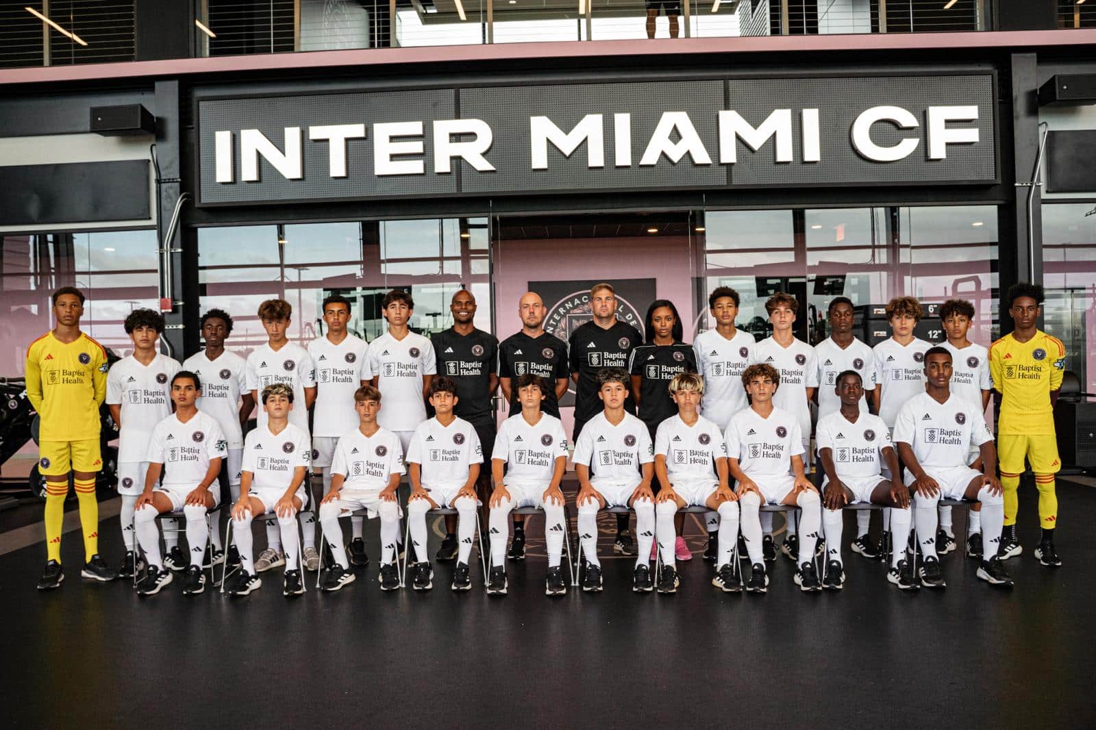 Equipo U-14 de la Academia Inter Miami CF posando en estudio oficial