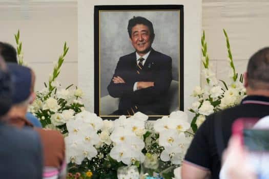 Personas rindiendo homenaje al ex primer ministro japonés