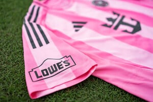 Logo de Lowe's en la manga de la camiseta rosa de Inter Miami CF