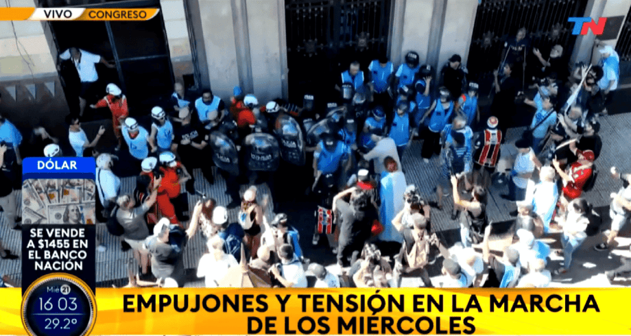 Incidentes en la marcha de jubilados: polic&iacute;as con escudos enfrent&aacute;ndose a manifestantes