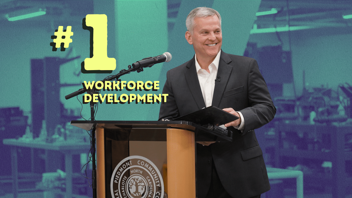 Persona hablando sobre desarrollo laboral, posiblemente vinculado a debates sobre inmigraci&oacute;n y econom&iacute;a