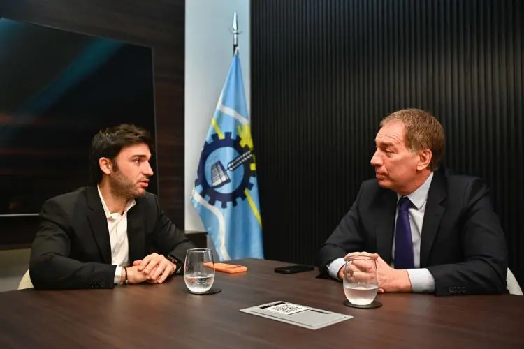 Diego Santilli e Ignacio Torres en conversación, relevante para la visita a Chubut