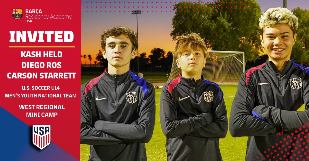 J&oacute;venes futbolistas en entrenamiento al atardecer