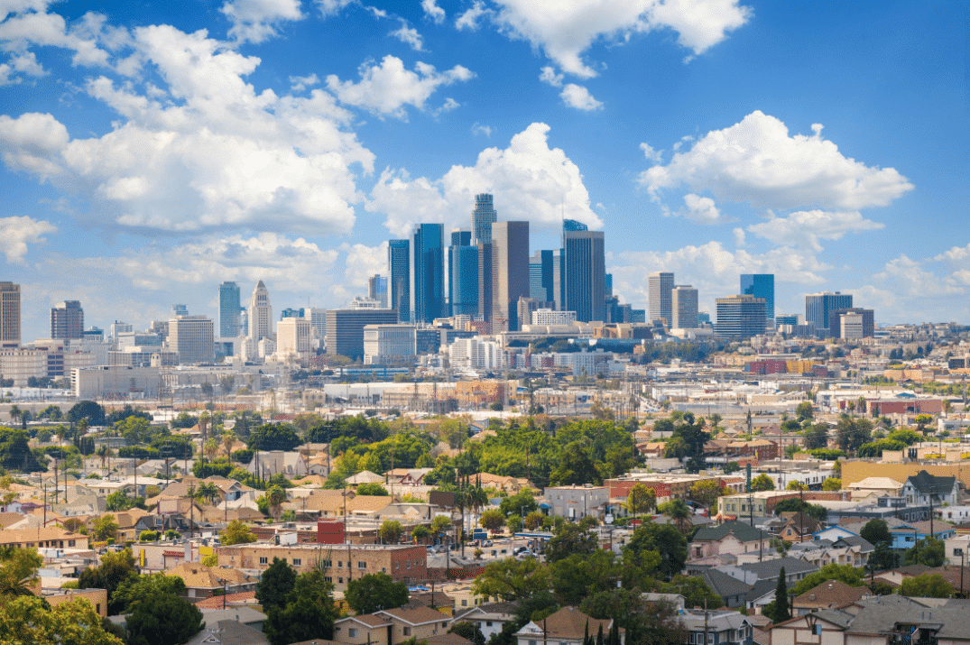 Vista panor&aacute;mica del horizonte urbano de Los &Aacute;ngeles con &aacute;reas residenciales