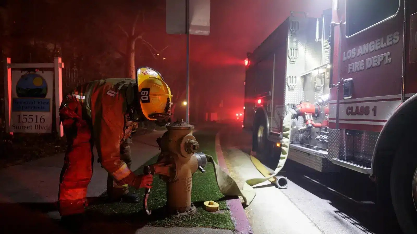 Bombero de Los Ángeles interactuando con hidrante durante emergencia por incendios