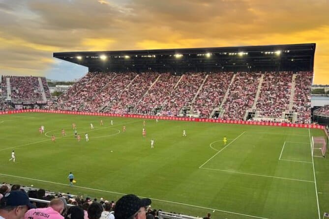 Estadio lleno de fanáticos del Inter Miami CF durante un partido
