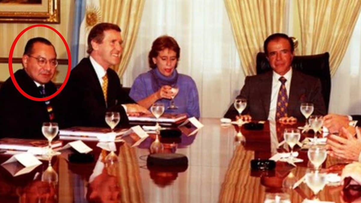 Reunión formal entre autoridades argentinas y estadounidenses en un ambiente diplomático