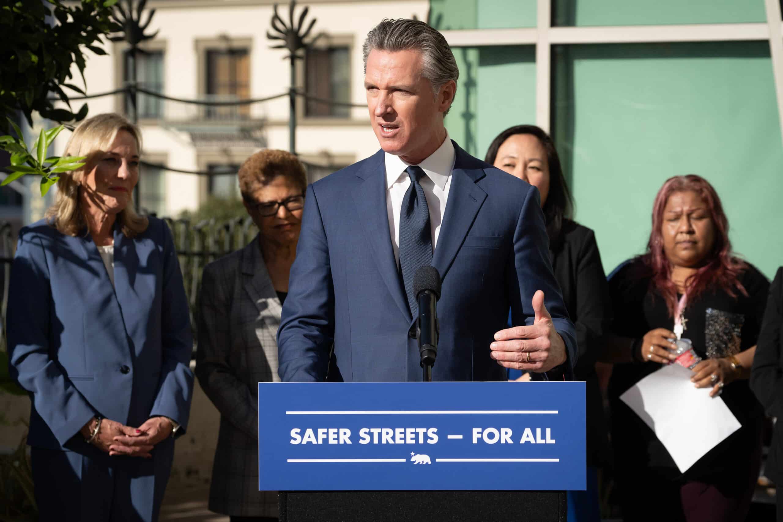 Gavin Newsom hablando en un evento sobre seguridad p&uacute;blica y bienestar