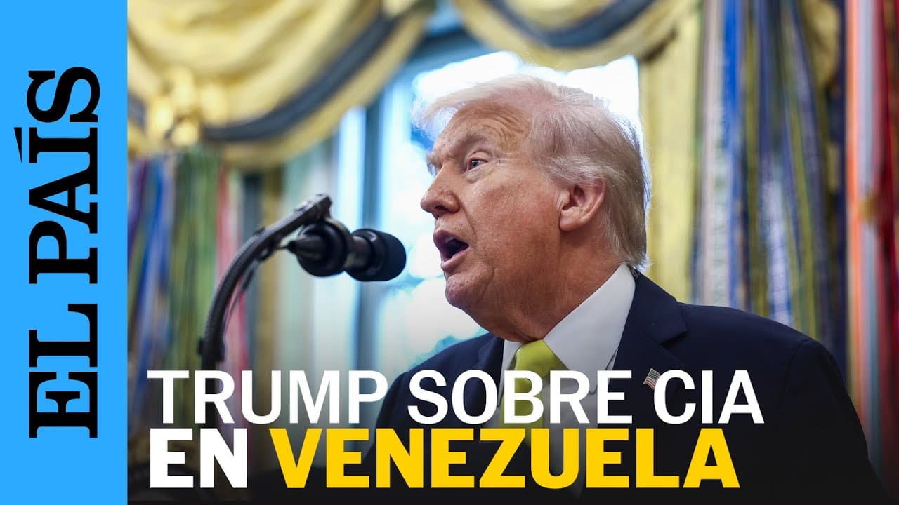 Donald Trump hablando en un atril sobre la CIA en Venezuela
