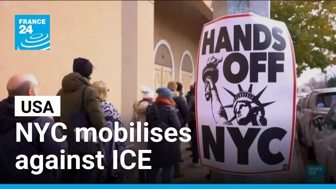 Protesta en Nueva York con cartel 'HANDS OFF NYC' y la Estatua de la Libertad