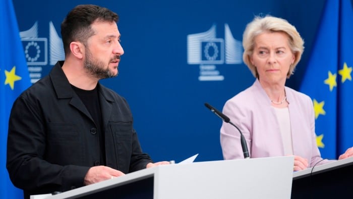 Conferencia de prensa con banderas de la Unión Europea de fondo