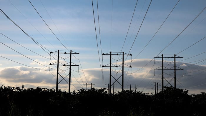 Torres de l&iacute;neas el&eacute;ctricas contra un cielo despejado