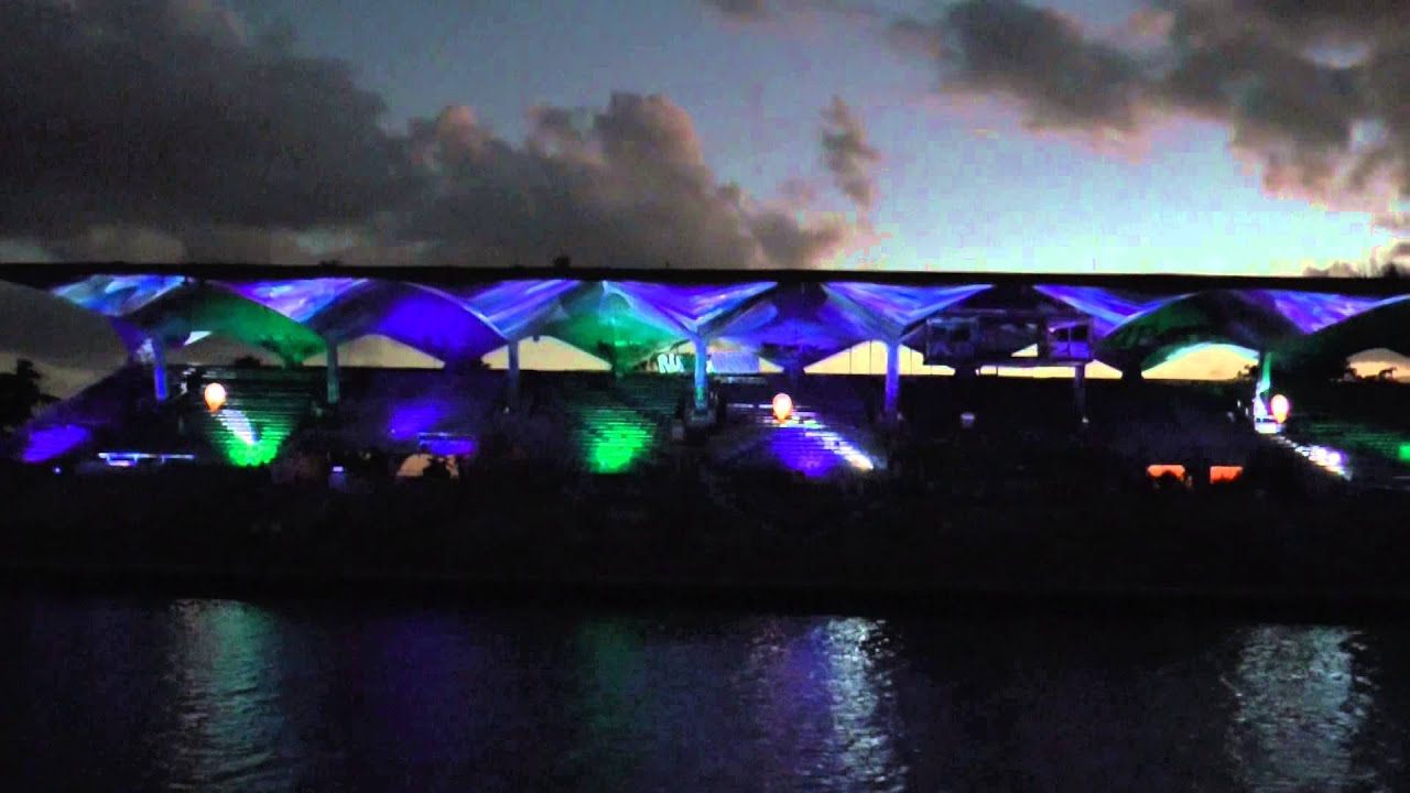 Miami Marine Stadium iluminado con luces de colores, reflejando su potencial vibrante