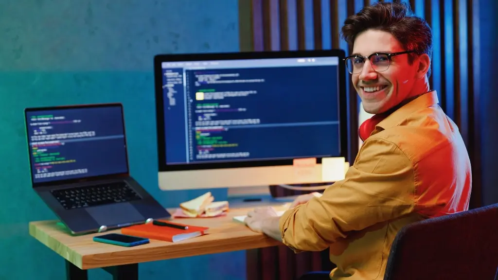 Desarrollador de software trabajando en múltiples pantallas