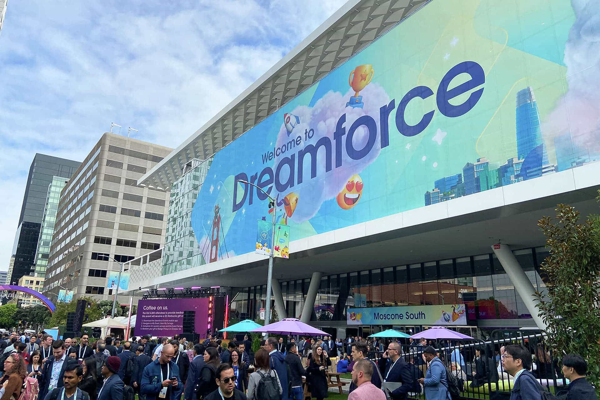 Multitud de asistentes en un gran evento tecnológico en San Francisco