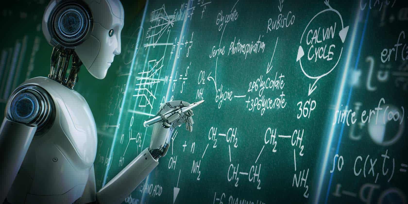 Robot asistente interactuando con una pizarra llena de ecuaciones matem&aacute;ticas