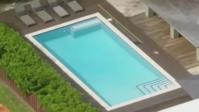 Donald Trump Jr., hijo del expresidente, con traje y fondo con colores de la bandera estadounidense