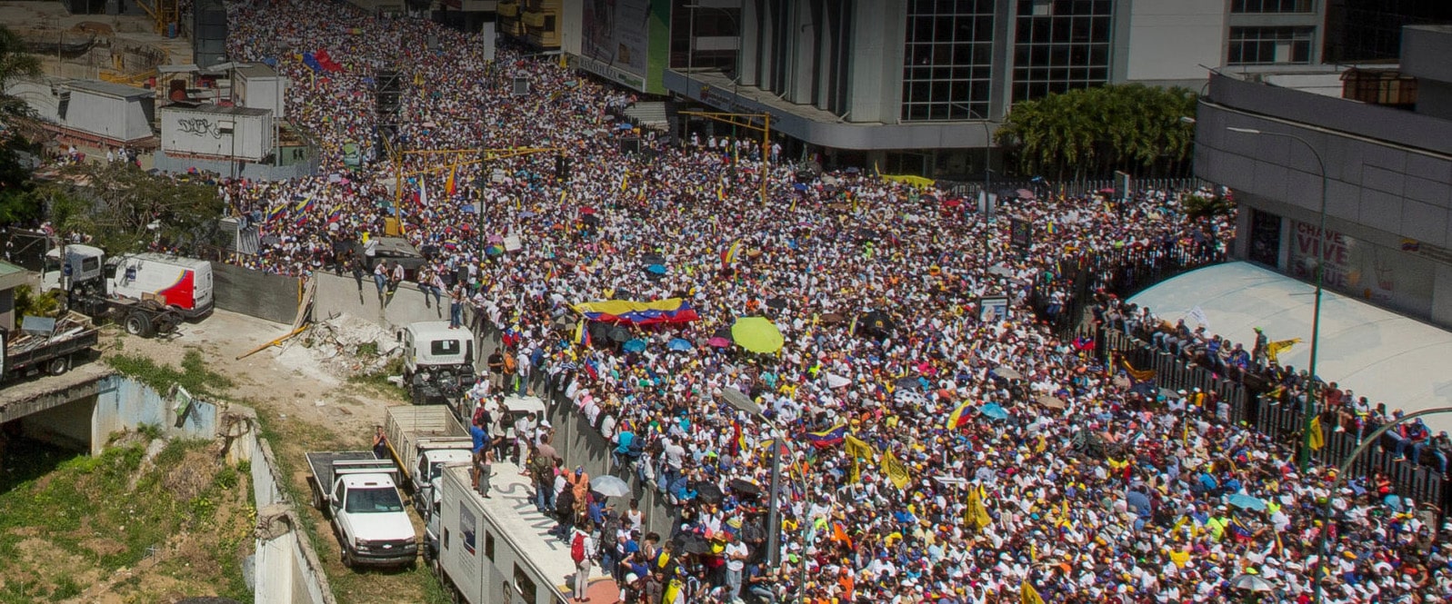 Protesta en Venezuela con personas portando banderas