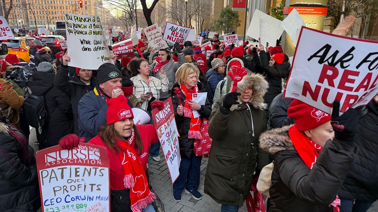 Manifestaci&oacute;n de enfermeros con carteles