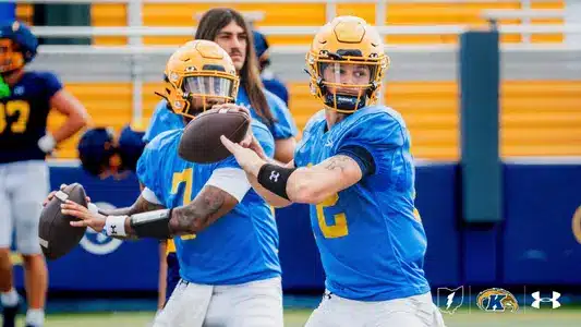 Dos quarterbacks durante una sesi&oacute;n de entrenamiento al aire libre