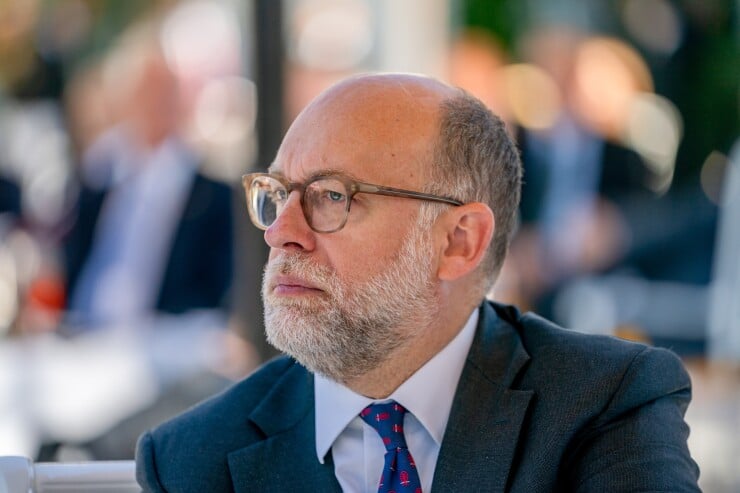 Hombre en entorno formal reflexionando, posiblemente relacionado con el caso judicial del CFPB