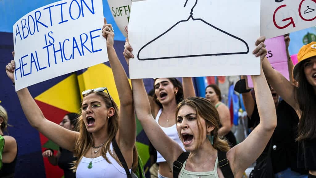 Manifestantes j&oacute;venes con pancartas a favor del aborto como atenci&oacute;n m&eacute;dica