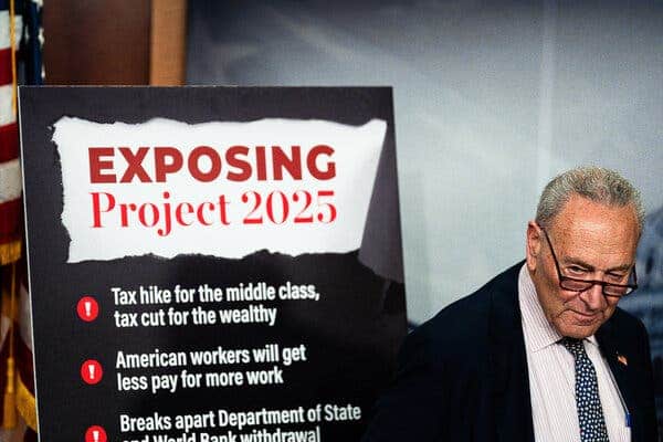 Cartel EXPOSING Project 2025 con detalles de pol&iacute;ticas fiscales