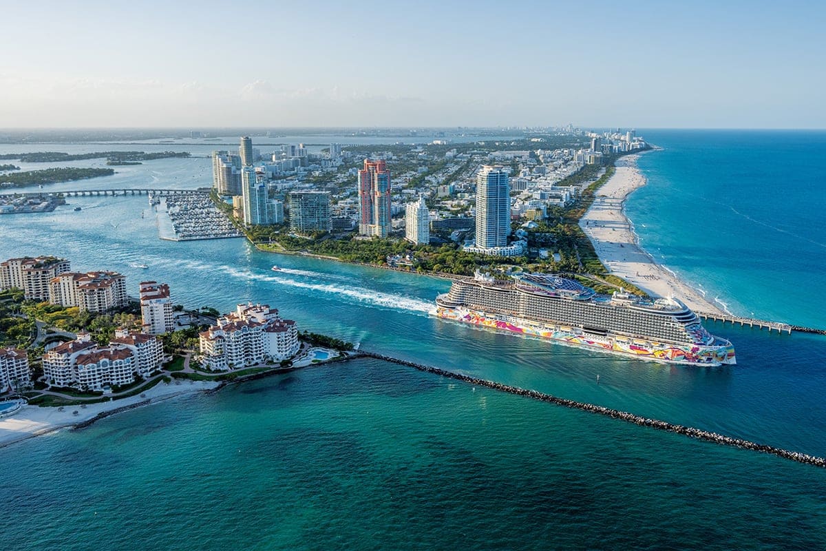 Vista a&eacute;rea de Miami Beach mostrando la costa, edificios y un crucero, escenario de la controversia