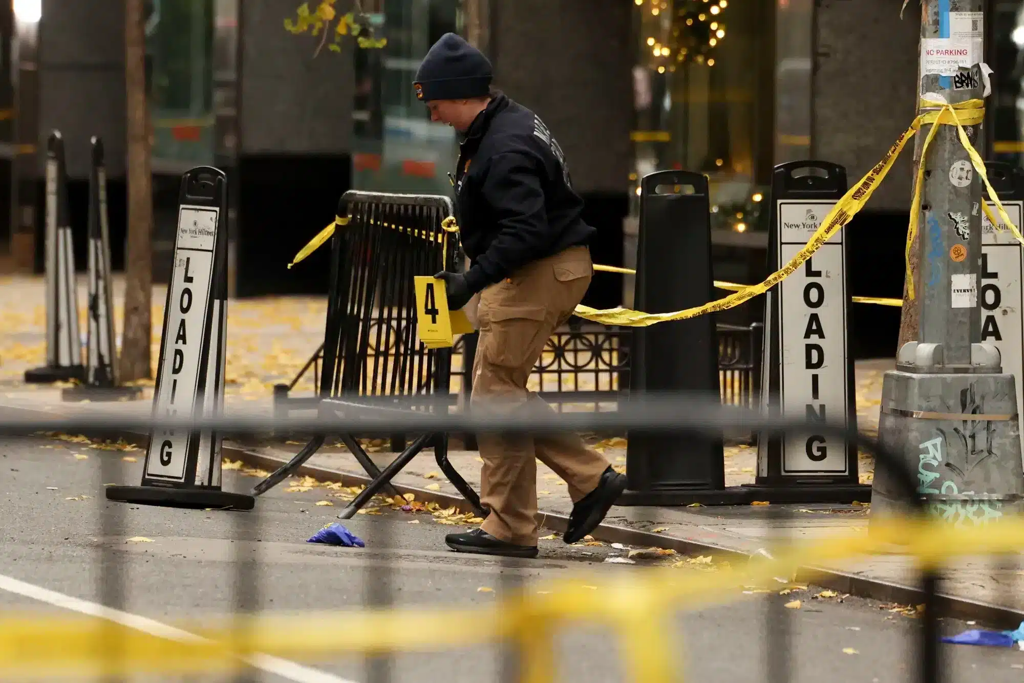 Agente policial investigando en una escena del crimen