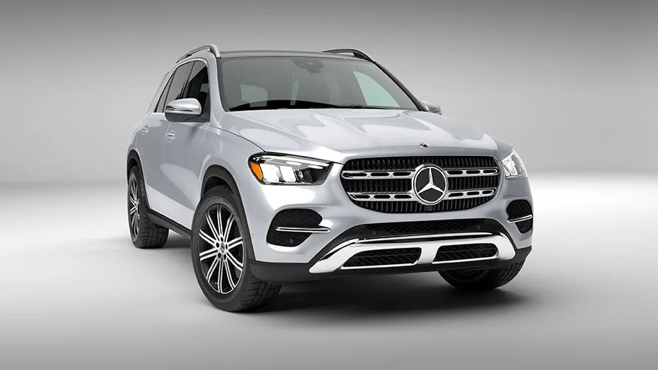 SUV moderno de color plateado con diseño elegante