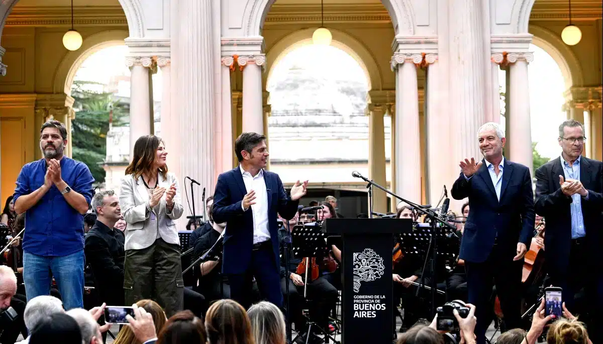 Acto de lanzamiento de la restauración del Teatro del Lago con autoridades y orquesta