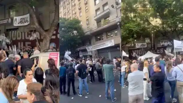 Manifestación de empleados judiciales en Buenos Aires con pancartas y banderas