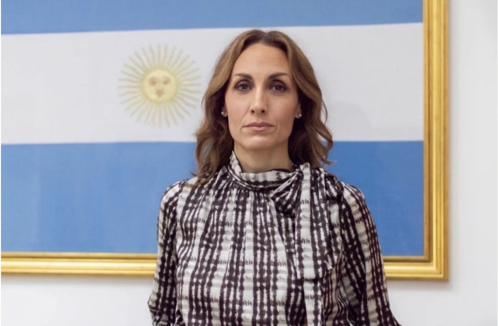 Florencia Arietto frente a la bandera argentina