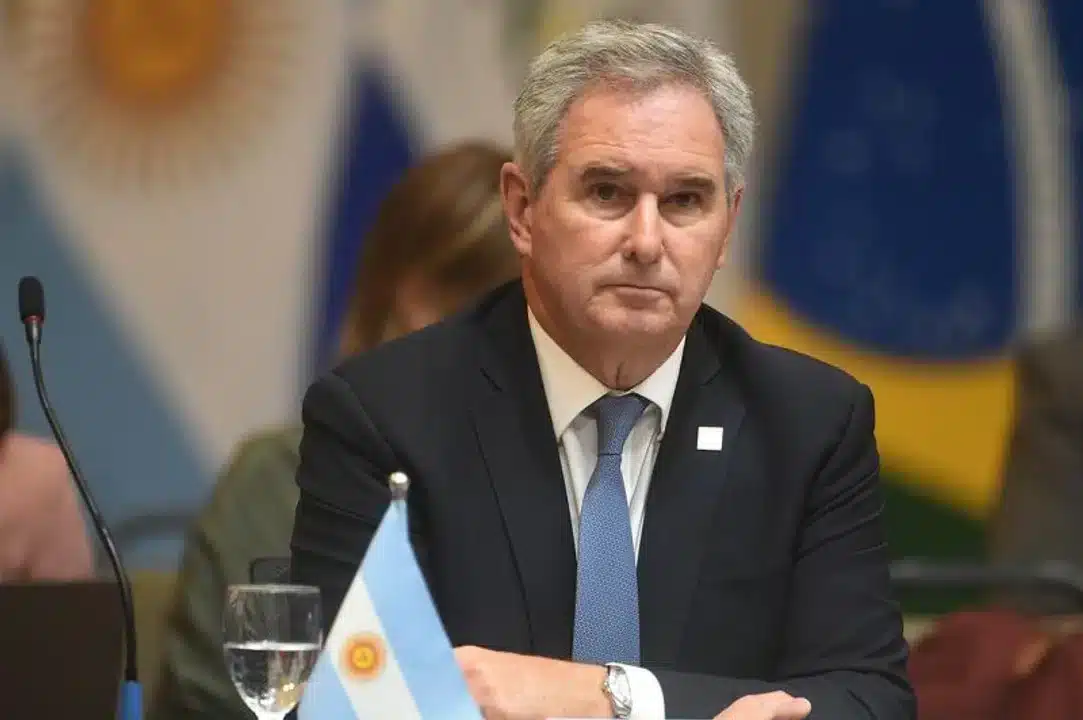 Pablo Quirno en un entorno diplom&aacute;tico con banderas de Argentina y Brasil