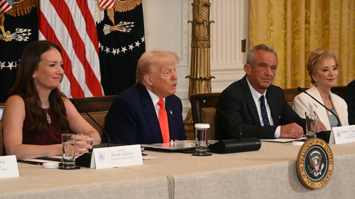 Reuni&oacute;n en sala de conferencias con banderas, discusi&oacute;n sobre pol&iacute;tica agr&iacute;cola