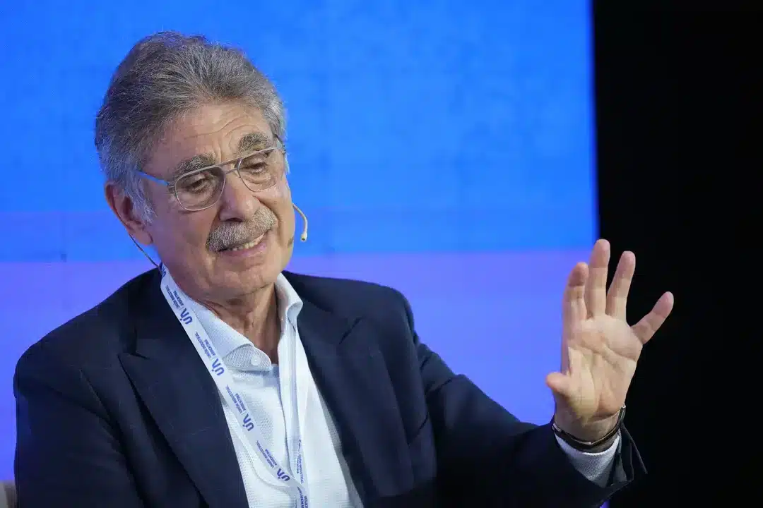 El gobernador Rolando Figueroa hablando en un evento oficial del gobierno de Neuqu&eacute;n