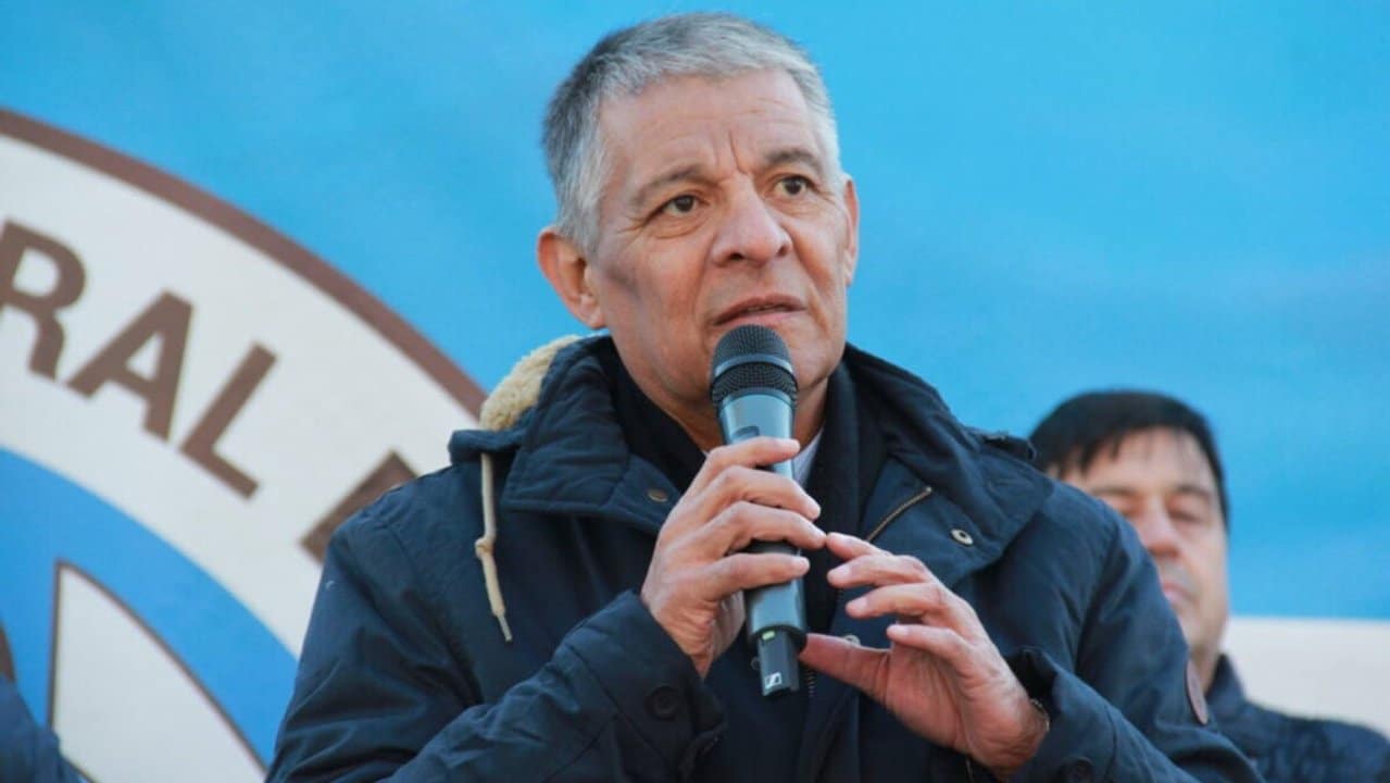 Octavio Argüello dando un discurso sobre la reforma laboral