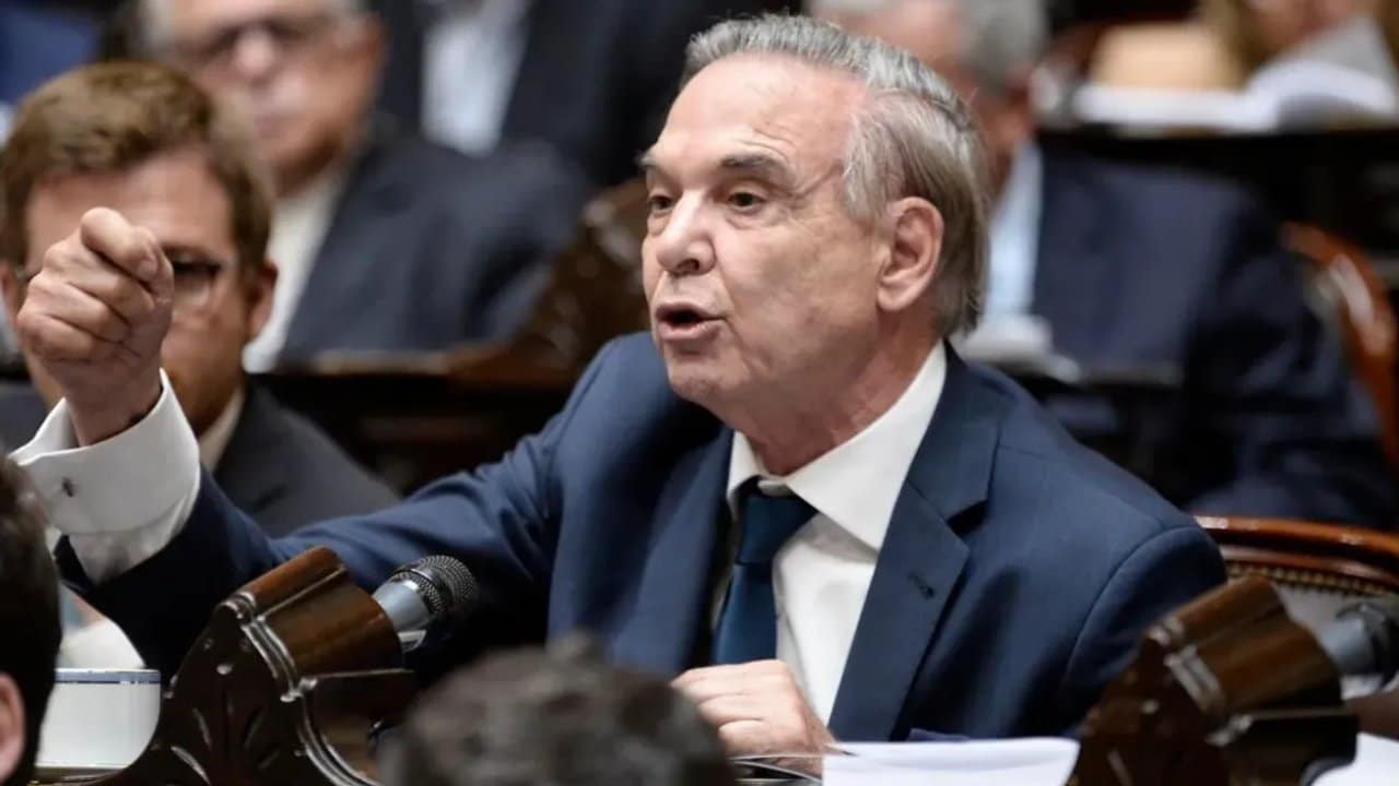 Miguel &Aacute;ngel Pichetto hablando en sesi&oacute;n legislativa con expresi&oacute;n apasionada