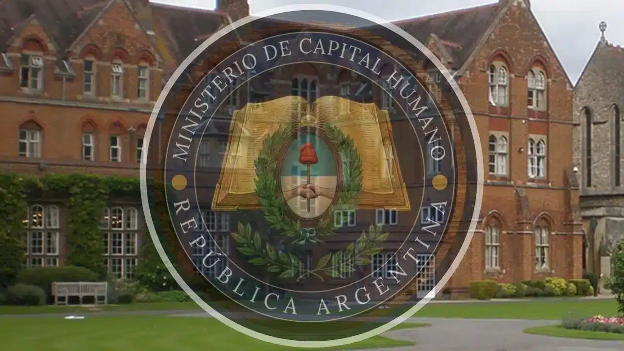Edificio escolar con emblema del Ministerio de Capital Humano